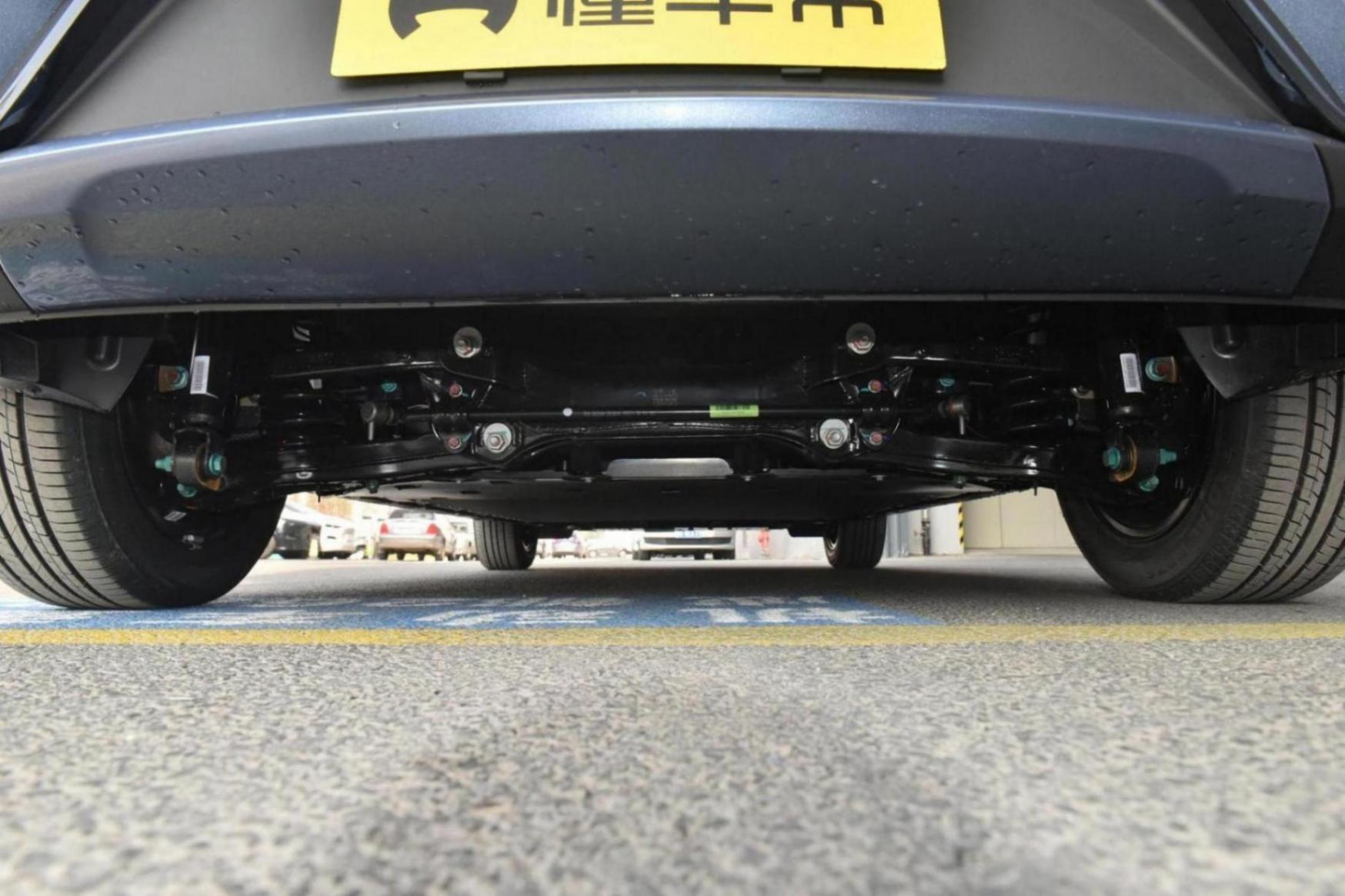 升级独立后悬,新增302km续航,9.98万起售,海豚荣耀版来了
