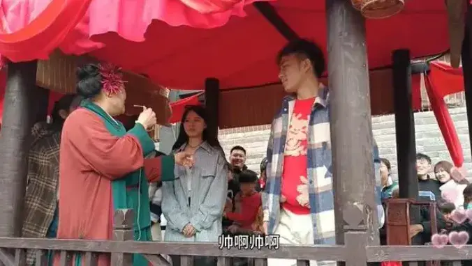 开封王婆说媒现场墙头爬满了人查看更多>
