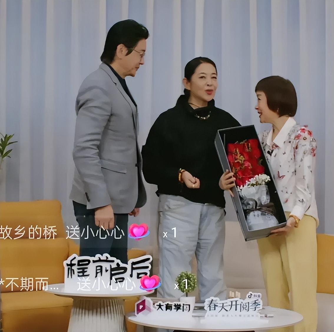 前央视名嘴程前复出 与倪萍同框
