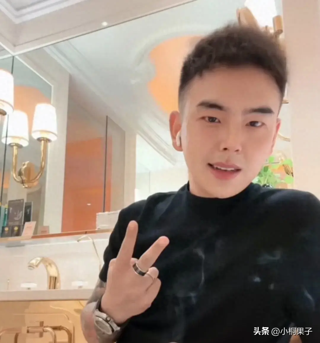 爸爸穿得太显眼竟把女儿气哭
