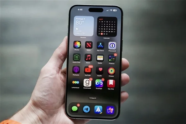 果粉一眼认出是新款！iphone 17机模紫色开箱上手