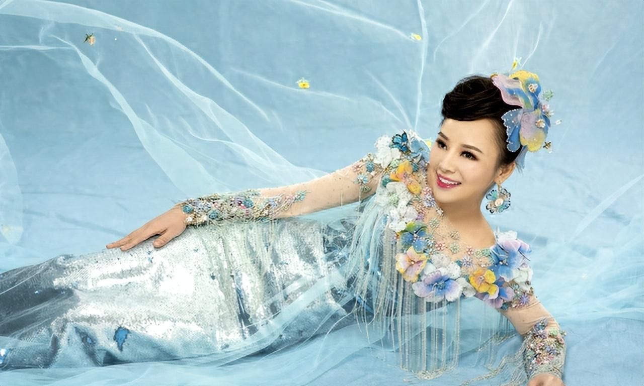 盲人歌手刘赛:6年前,不顾反对嫁到农村,如今丈夫成了她的骄傲
