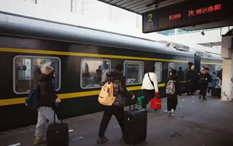 为啥宁愿坐24小时的火车,也不坐几小时的高铁?看完心情很复杂
