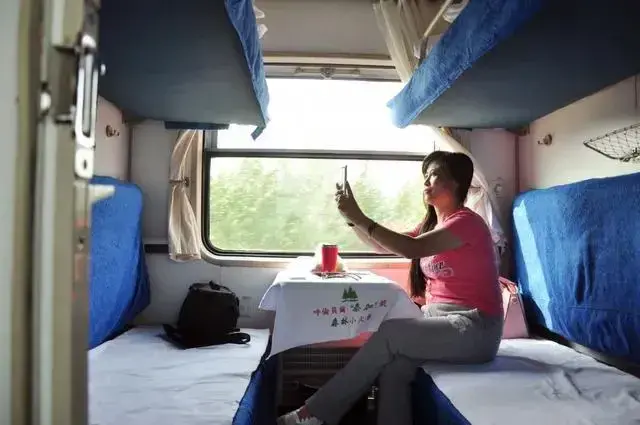 为啥宁愿坐24小时的火车,也不坐几小时的高铁?看完心情很复杂