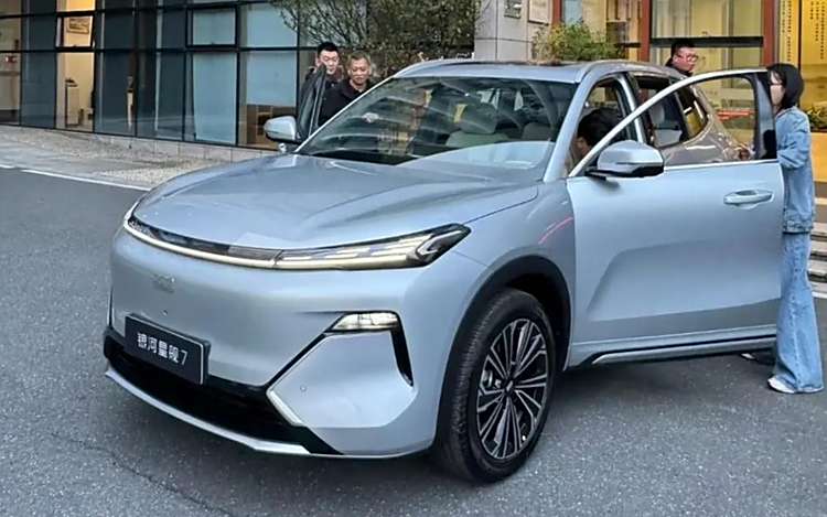 实力不输宋plus dm-i,吉利银河星舰7实车现身街头,预计12万起售